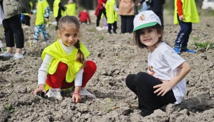 Tarsusta çocuklar okaliptüs fidanlarını toprakla buluşturdu
