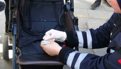 Topladığı paraları bebek arabasına saklamış