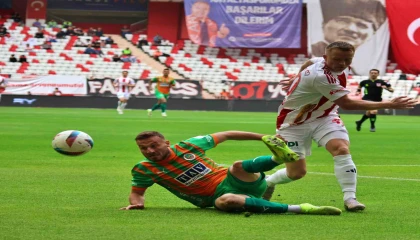 Trendyol Süper Lig: Antalyaspor: 1 - Alanyaspor: 1 (İlk yarı)