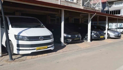 Ülkelerinde yeni bir hayat kurmak için araçlarını satan Suriyeliler, araç piyasasını düşürmeye devam ediyorlar