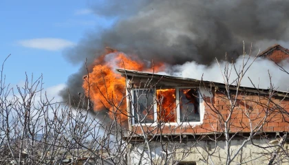 Yanan evdeki komşusunun yetişin çığlığını duydu, alevlerin içinden kurtardı