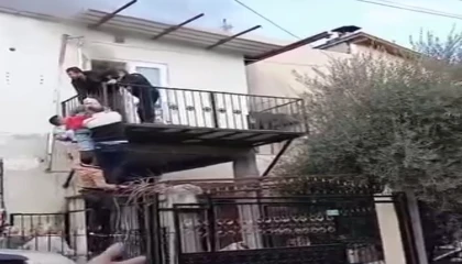 Yangın çıkan evde mahsur kalan kadın vatandaşlar tarafından kurtarıldı