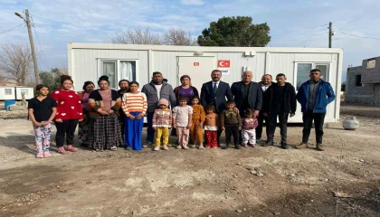 Yangında yaşadıkları konteyner yanan aileye Başkan Aksoy sahip çıktı