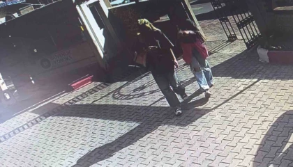 Yaptıkları paylaşımla tepki çeken genç kızlar, mezarlığa farklı kıyafetlerle girmişler