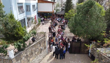 Yaşlı çift 20 yıldır her bayram çocukları sevindiriyor