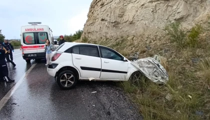 Yolcu otobüsü otomobille çarpıştı: 2 ölü