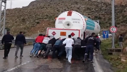 Yolu kapatan tankeri vatandaşlar elbirliğiyle iterek çekti