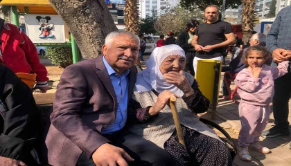 Zeydan Karalar ve eşi Nuray Karalar, CHPnin Cumhurbaşkanı adayını belirlemek için oy kullandı