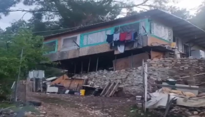 2 yıldır aranan firarı yatak odasının altına kazdığı tünelde yakalandı