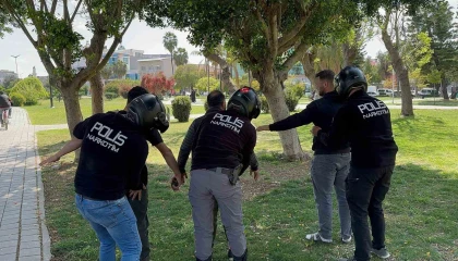 Adanada park ve sokaklarda uyuşturucu içen 55 şahıs yakalandı