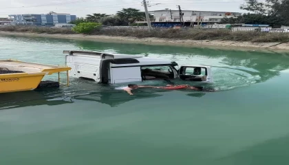 Adanada tır sulama kanalına düştü, 2 kişi kurtarıldı