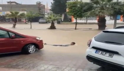 Adanada yağmur hayatı felç etti: Kimi yüzdü kimi mahsur kaldı