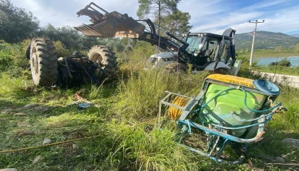 Ağaçlarını ilaçlamak istedi, devrilen traktörün altında kalıp ağır yaralandı