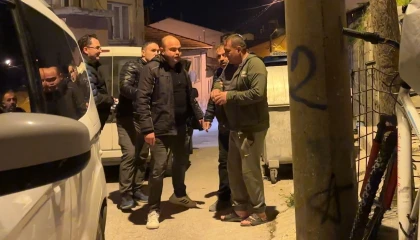 Ailesi ile tartışıp elinde tüfekle sokakta havaya ateş açan alkollü şahıs polise ecel teri döktürdü