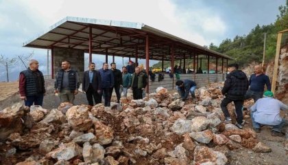 Akçatıda imece usulüyle çok amaçlı spor salonu yapılıyor