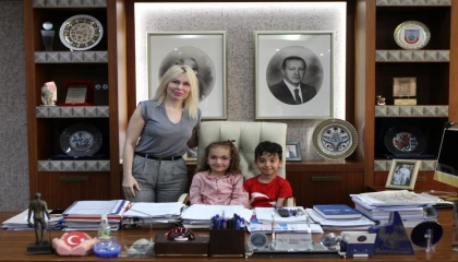 Akdeniz Üniversitesi Rektörü, koltuğunu çocuklara devretti