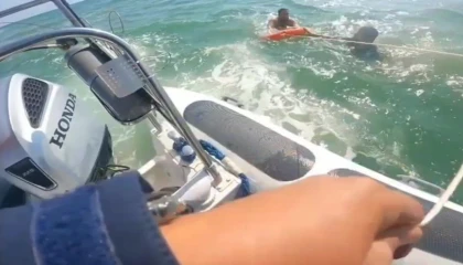 Alabora olan teknedeki 4 kişiyi Sahil Güvenlik kurtardı