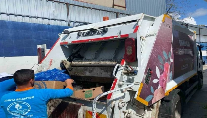 Alanyada 85 kilo kokmuş balık imha edildi