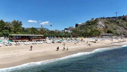 Alanyada güneşi gören sahile koştu