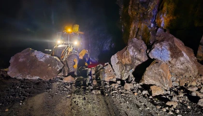 Alanyada heyelan nedeniyle kapanan yol açıldı