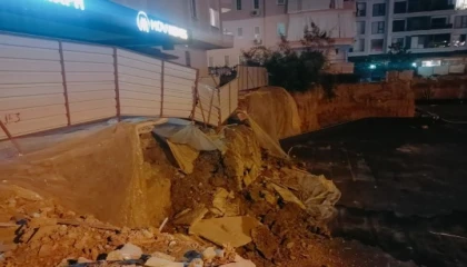 Alanyada inşaatın koruma duvarı yıkıldı