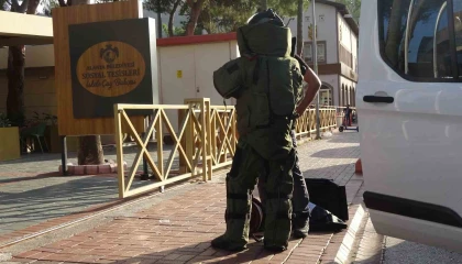 Alanyada şüpheli valizden elbise çıktı