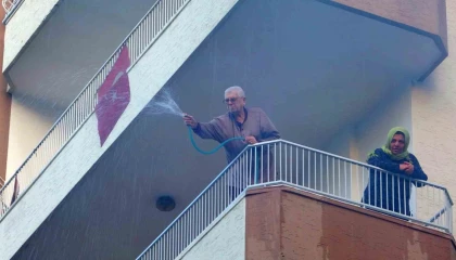 Alev alev yanan kamyonete damacana ve balkonlardan hortumla müdahale ettiler