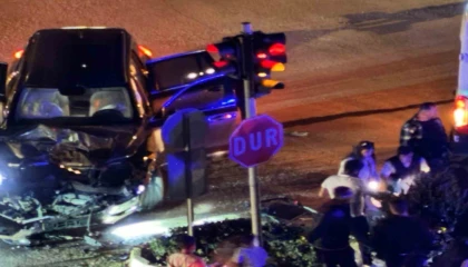 Ambulans ile cipin çarpıştığı ve 9 kişinin yaralandığı kaza anı kamerada