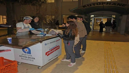 Antalya Büyükşehir Belediyesinden öğrencilere sıcak çorba ikramı