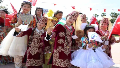 Antalya sokakları dünya çocuklarıyla renklendi