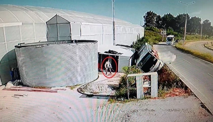 Antalyada 18 turistin yaralandığı tur midibüsünün devrilme anı kamerada