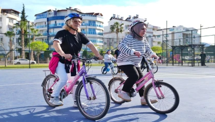 Antalyada 50 yaşında bisiklet sürmeyi öğreniyorlar