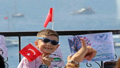 Antalyada denizdeki 23 Nisan korteji görsel şölen oluşturdu