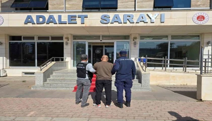 Antalyada göçmen kaçakçılığı suçundan aranan şahıs yakalandı