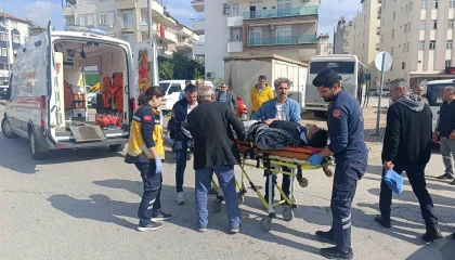 Antalyada hafif ticari araç motosikletle çarpıştı: 2 yaralı