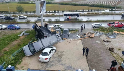 Antalyada hortum 2 tonluk bungalovu 30 metre sürükledi, karavanı otomobillerin üzerine fırlattı