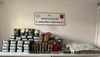 Antalyada kaçak çay ve tütün operasyonu