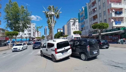 Antalyada kırmızı ışık ihlali kazaya neden oldu: 1 yaralı