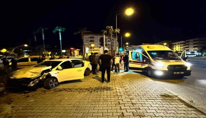 Antalyada kırmızı ışık ihlali kazayı beraberinde getirdi: 2si çocuk 4 yaralı