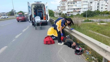 Antalyada lastiği patlayan motosiklet devrildi: 2 yaralı