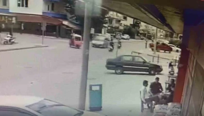 Antalyada motosiklet ile hafif ticari araç çarpıştı: Kaza anı kamerada