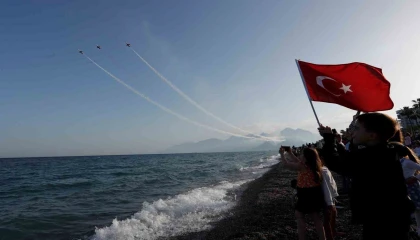 Antalyada Türk Yıldızlarından nefes kesen 23 Nisan gösterisi