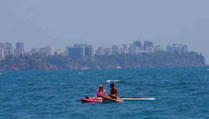 Antalyalılar hafta sonunda Konyaaltı Sahiline akın etti