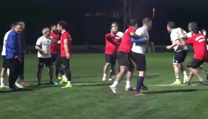 Antrenmanda kavga var ihbarına geldiler, meşaleler eşliğinde pastayı görünce şaşırdılar