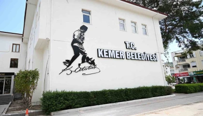 Atatürkün Kocatepe silüeti Kemer Belediye binasında