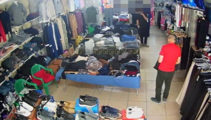 Ayakkabı hırsızları güvenlik kamerasına yakalandı