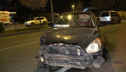 Aydınlatma direği ve bariyerlere çarpan otomobilin sürücüsü yaralandı