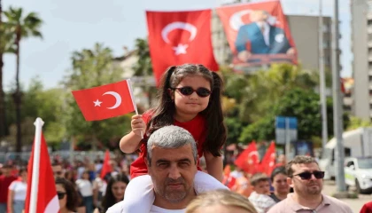 Babalarının omuzlarında bayramı kutladılar