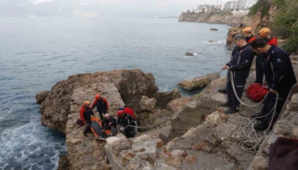 Balık keyfi hastanede son buldu: Falezlerden düşerek bacağını kırdı