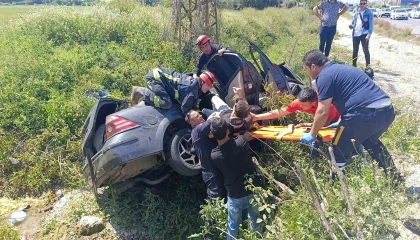 Bariyerlere çarpıp kanala devrildi, ters dönen araçtan sağ kurtuldular